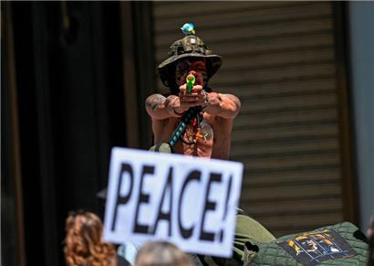 Auch in Spanien hat die NATO nicht nur Freunde: Demonstrant mit Wasserpistole in Madrid

