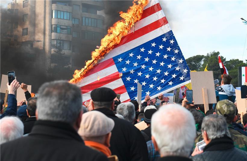 Auch in Syrien haben sich Demonstranten zusammengefunden und verbrennen eine Flagge der USA.
