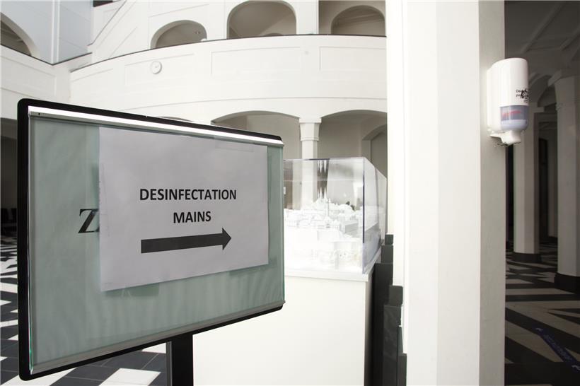 Auch in den Hallen der Justiz müssen die sanitären Barriere-Gesten jederzeit eingehalten werden
