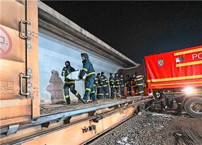 Auch in der Balkanregion ist aus Erfahrung die Sorge um Erdbeben groß, weshalb die Hilfsbereitschaft entsprechend ausfällt wie hier im rumänischen Bukarest, wo Hilfsgüter für die Türkei verladen werden
