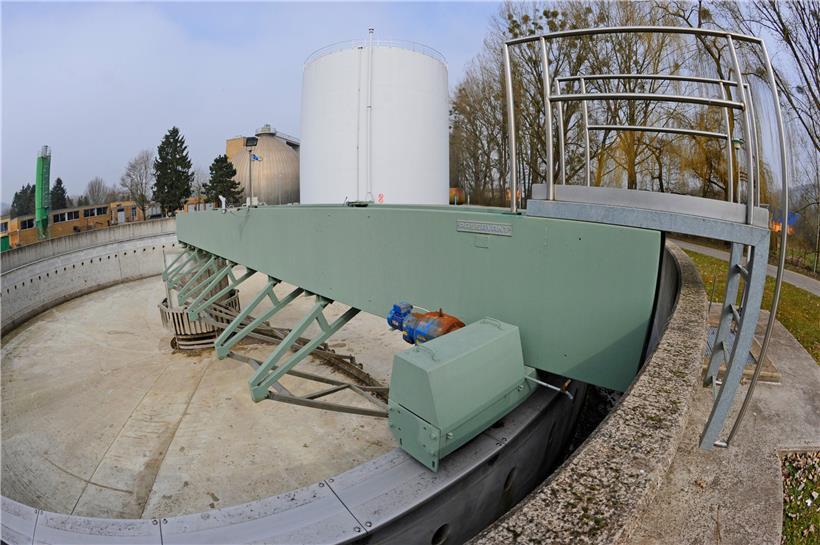 Auch in der Kläranlage in Bereldingen entnehmen die LIST-Forscher Wasserproben
