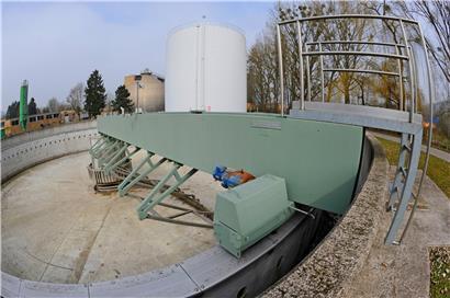 Auch in der Kläranlage in Bereldingen entnehmen die LIST-Forscher Wasserproben
