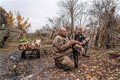 Auch in der Ostukraine setzen die ukrainischen Truppen ihre Gegenoffensive fort: Zwei Soldaten warten hier in einem Sanitätsposten auf eine mögliche Evakuierung (Bild vom 4. November)
