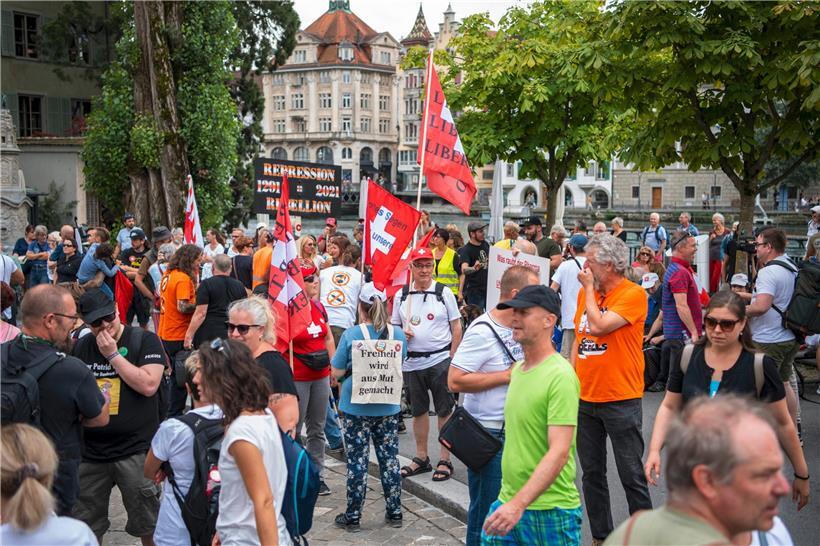 Auch in der Schweiz, wie hier in Luzern, gibt es Menschen, die der Ansicht sind, das Land würde in eine Diktatur abgleiten, da zeitlich begrenzte und den Umständen geschuldete Regeln eingeführt wurden
