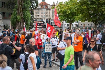 Auch in der Schweiz, wie hier in Luzern, gibt es Menschen, die der Ansicht sind, das Land würde in eine Diktatur abgleiten, da zeitlich begrenzte und den Umständen geschuldete Regeln eingeführt wurden
