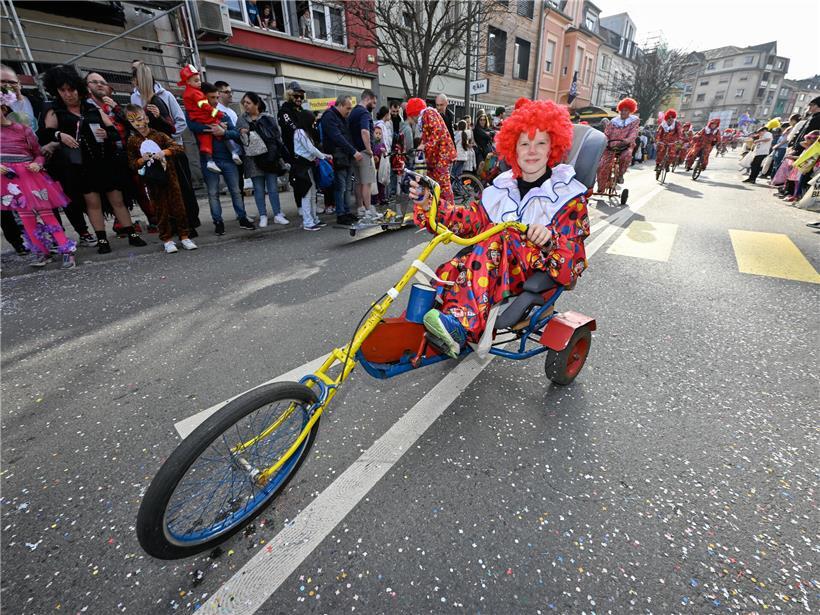 Verkleidete Teilnehmer bei bunter Kavalkade in Luxemburg feiern traditionelle Karnevalsparade mit Spaß und Kostümen