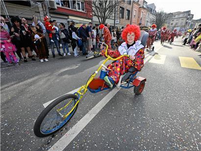 Verkleidete Teilnehmer bei bunter Kavalkade in Luxemburg feiern traditionelle Karnevalsparade mit Spaß und Kostümen