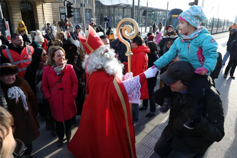 Auch in diesem Jahr kommt der „Kleeschen“ mit der Tram in der Hauptstadt an
