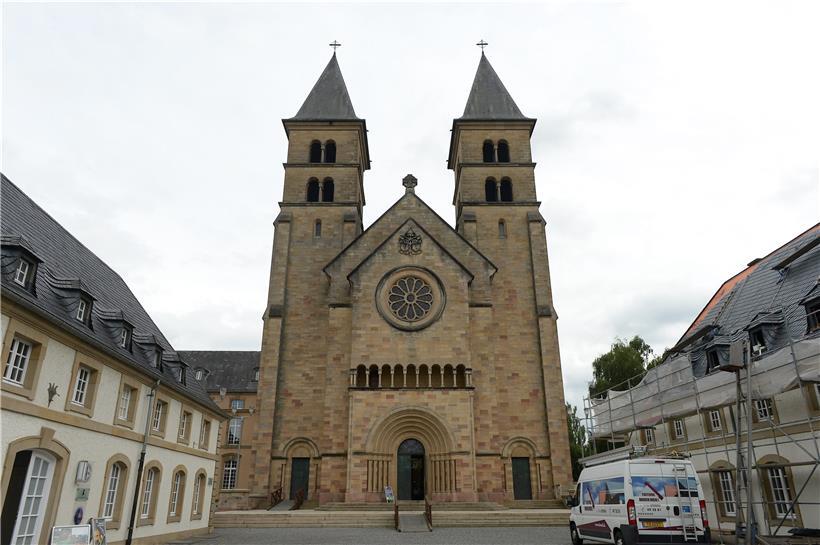 Auch in diesem Sommer kann der ehemalige Abteihof in direkter Nachbarschaft zur Basilika als Parkplatz genutzt werden

