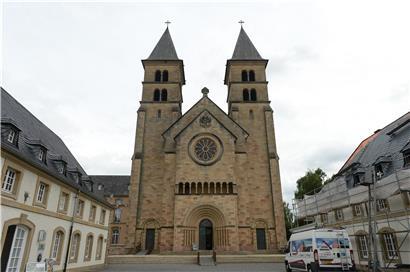 Auch in diesem Sommer kann der ehemalige Abteihof in direkter Nachbarschaft zur Basilika als Parkplatz genutzt werden
