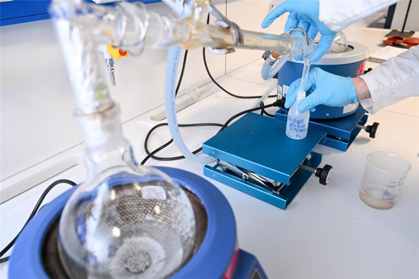 Auch in einem hochmodernen Labor gibt es noch „Handarbeit“
