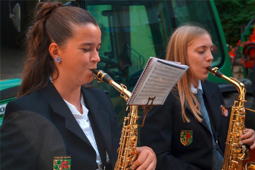 Auch musikalisch unterwegs: die ehemaligen Rieslingköniginnen Anne Kelsen und Sa...