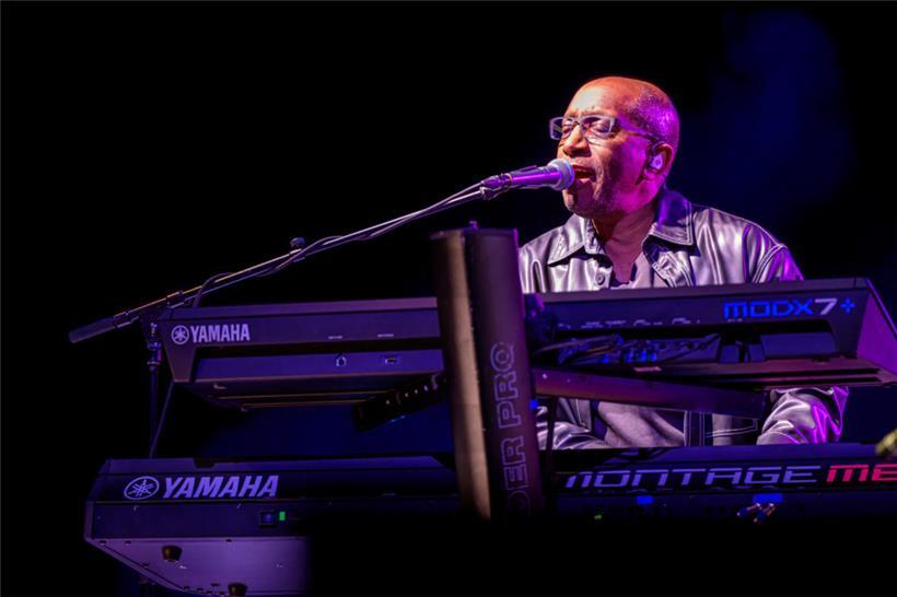 Auch schon seit 20 Jahren dabei: Keyboarder Greg Phillinganes, der Willams und L...