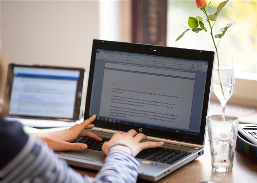 Auch so kann Distanzunterricht ablaufen: Während die Eltern am Laptop ihrer Arbeit im Home-Office nachgehen, sitzen ihre Kinder ebenfalls am Computer und widmen sich den Schulaufgaben.
