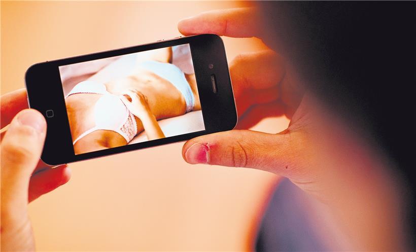 Auch über Smartphones werden Pornos geschaut – die Seite Pornhub aber soll die Grenzen des rechtlich Erlaubten weit überschritten haben
