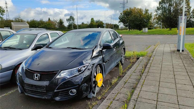Auch verunfallte Fahrzeuge stehen am Kreisverkehr