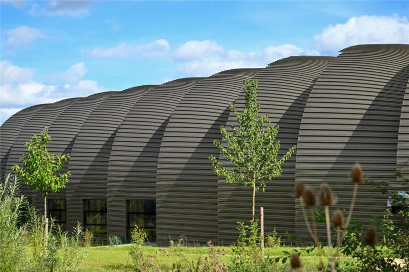 Auch von der Seite gesehen wirkt das Gebäude imposant und fällt auf – keine Ecke...