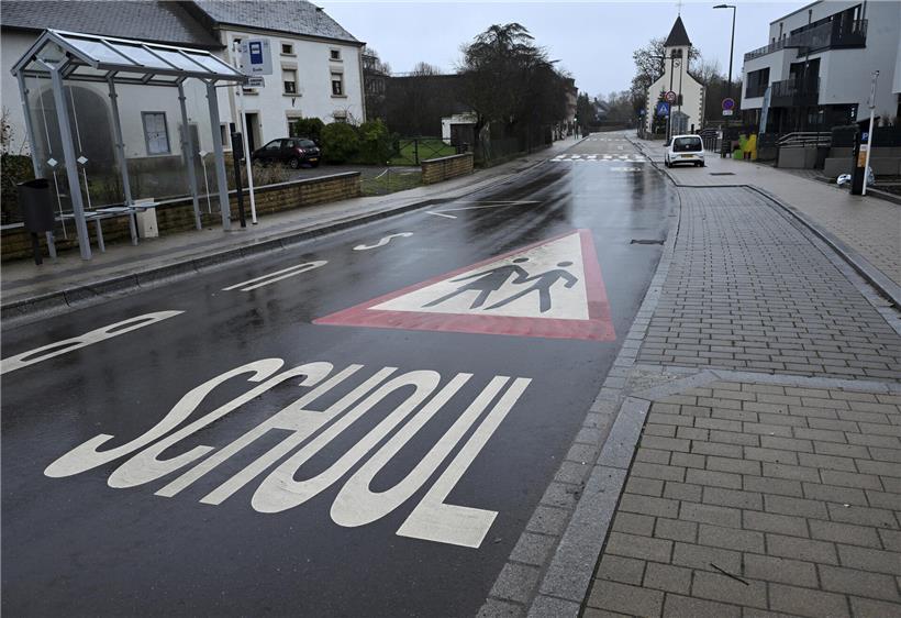 Schulweg mit freier Straße ohne Hindernisse für schnelles und sicheres Vorankommen