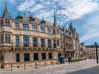 Warnhinweis vor betrügerischen E-Mails vom großherzoglichen Hof zur Vermeidung von Phishing-Angriffen