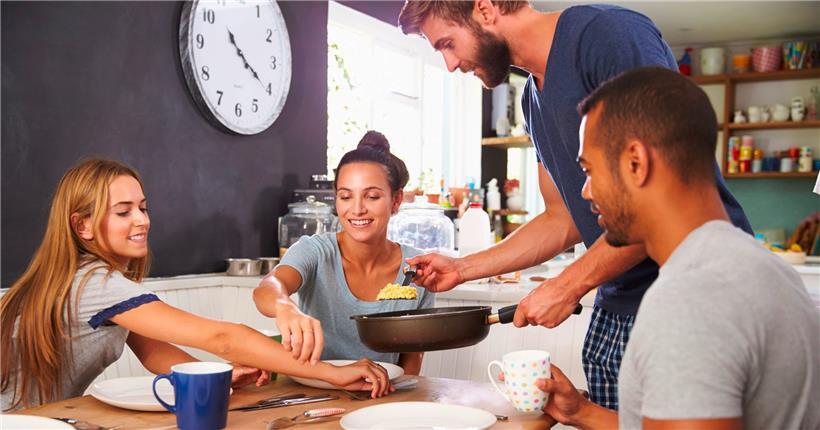 Auch wenn Wohngemeinschaften längst nicht mehr allein etwas für Studenten ist, so ist das Konzept doch immer noch bei jungen Menschen sehr beliebt. Die Vereinigung „Life“ will dabei helfen, mehr WGs auf den Markt zu bringen. 
