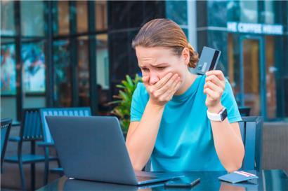 Auch wenn die Betrüger es im Netz vor allem auf ältere Personen abgesehen haben, sind auch jüngere Menschen nicht vor Betrugsmaschen gefeit
