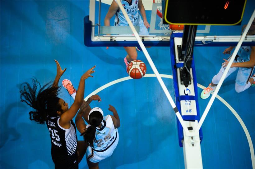 Auch wenn es nicht zum Sieg reichte, treten Ehis Etute (in Schwarz) und Düdelingen die Rückreise mit einem positiven Gefühl an
