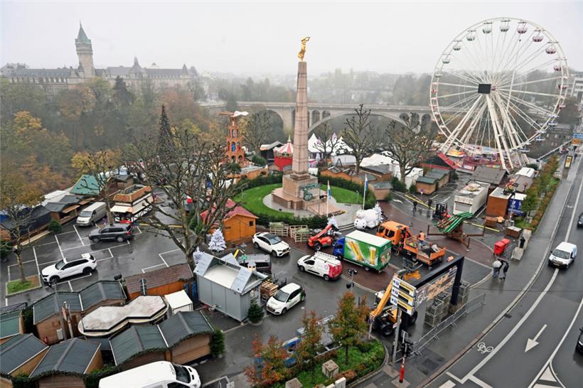 Auch wenn es rund um die „Gëlle Fra“ bereits sehr nach Weihnachtsmarkt aussieht, bleiben noch einige Tage für die letzten Vorbereitungen bis zur Eröffnung am Freitag
