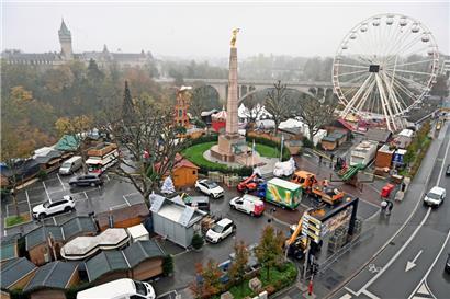 Auch wenn es rund um die „Gëlle Fra“ bereits sehr nach Weihnachtsmarkt aussieht, bleiben noch einige Tage für die letzten Vorbereitungen bis zur Eröffnung am Freitag
