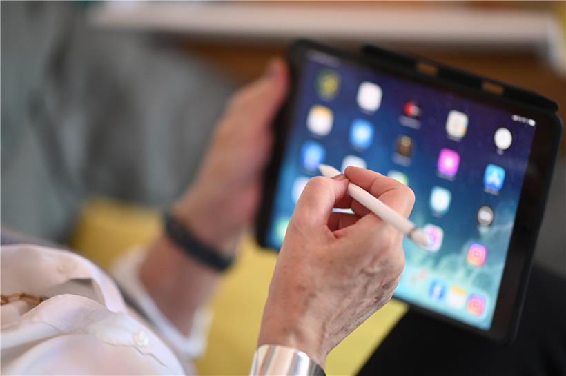 Auch wenn sich viele ältere Semester mit den modernen Kommunikationsmitteln angefreundet haben, bleiben immer noch Menschen, die nur wenig damit anfangen können. Für sie fordert die ULC Alternativen bei Bankgeschäften oder Event-Reservierungen.
