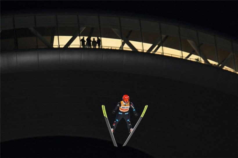 Auch wenn sie die gleichen Weiten springen können wie ihre männlichen Kollegen, ist das Skispringen der Frauen von Gleichberechtigung noch meilenweit entfernt
