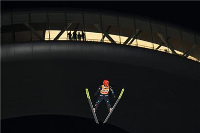 Auch wenn sie die gleichen Weiten springen können wie ihre männlichen Kollegen, ist das Skispringen der Frauen von Gleichberechtigung noch meilenweit entfernt
