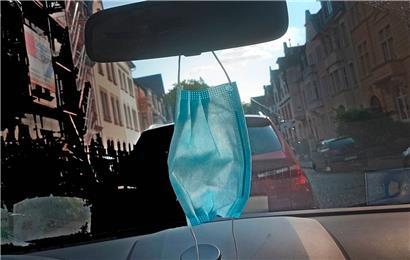 Auch wenn sie nicht an den Rückspiegel darf – die Mund und Nase bedeckende Maske gilt gesetzlich als Schutzmittel gegen Covid, der Schutz aus Plexiglas hingegen wurde nun disqualifiziert
