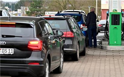 Auch zu Beginn des Jahres 2022 bleiben die Spritpreise nah an ihren Rekord-Höchstständen  
