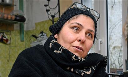 Auch zuhause trägt Astgik Manukyan Jacke, Mütze und Schal. Denn drinnen ist es nur wenige Grad wärmer als an der frischen Luft
