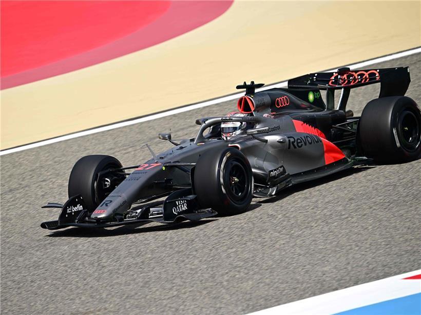 Audi neuer Rennwagen in dynamischer Fahrt auf Rennstrecke bei klarem Himmel