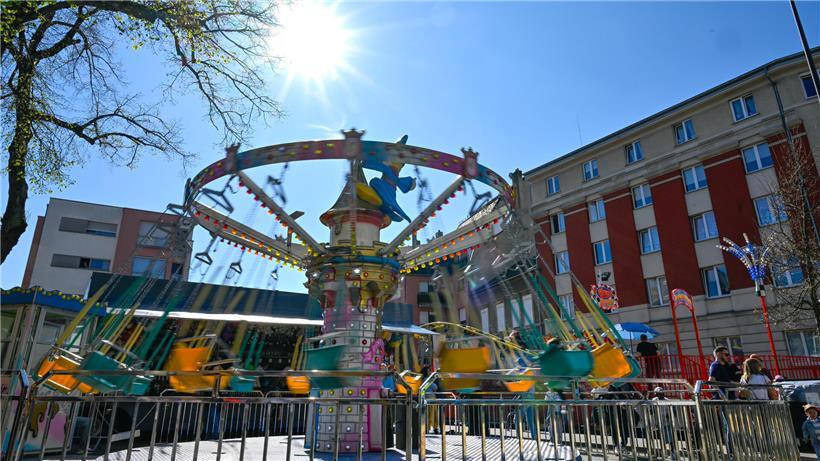 27 bunte Fahrgeschäfte und Attraktionen auf der Osterkirmes für Familienspaß bis 12. April am verlängerten Wochenende