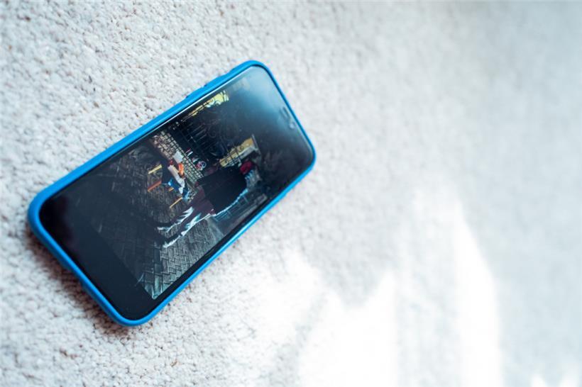 Auf Annas Handy sieht man, wie eine polnische Frau Familien morgens an der polnisch-ukrainischen Grenze verpflegt
