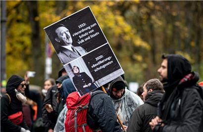 Auf Demonstrationen gegen die Corona-Einschränkungen werden häufig Judensterne, KZ-Uniformen und andere Anspielungen auf die Nazi-Zeit gezeigt – so soll das Bild gestärkt werden, selber im Widerstand zu sein
