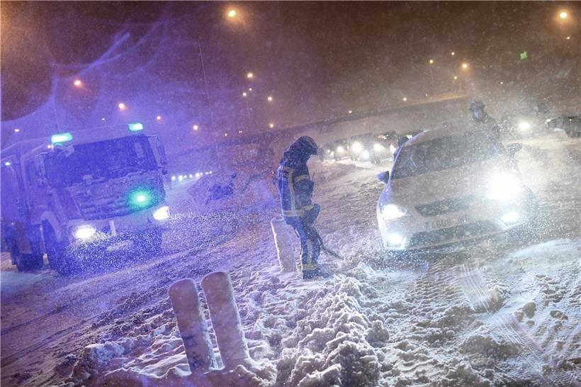 Auf Madrids Ringautobahnen waren tausende Autofahrer von den Schneemassen eingeschlossen
