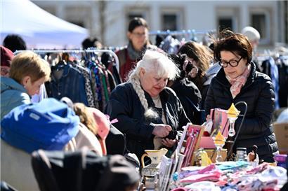 Auf Schätzchen-Jagd beim ersten „Vide-grenier“ der Saison auf dem „Knuedler“
