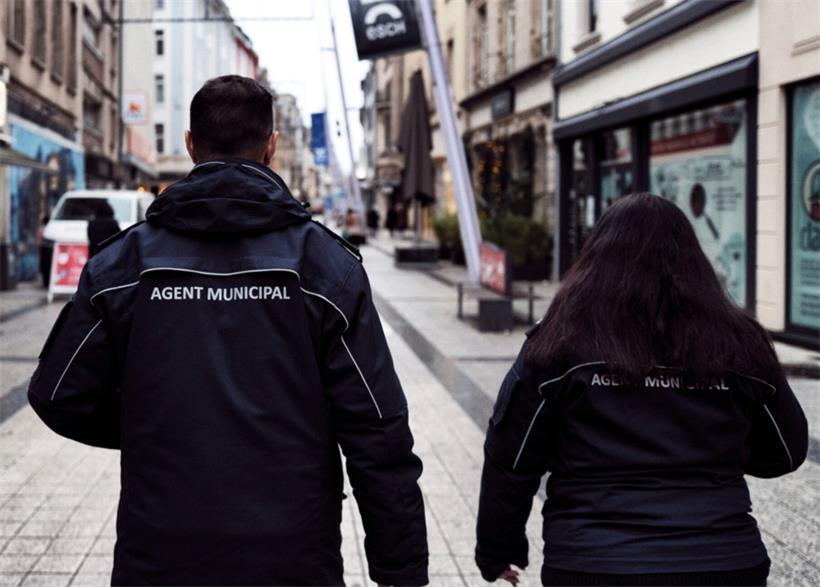 Auf Streife in der Alzettestraße: Seit drei Wochen haben die Escher „Agents municipaux“ mehr Kompetenzen
