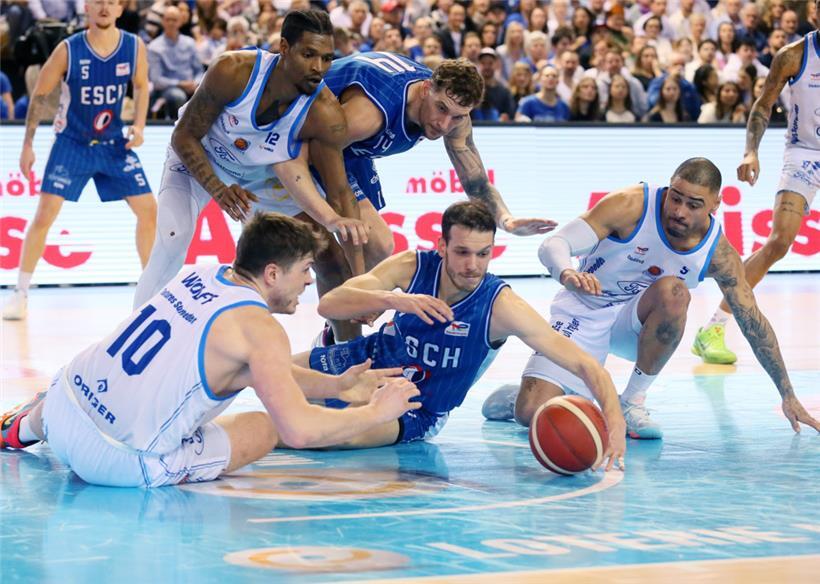 Auf beiden Seiten wurde um jeden Ball gekämpft