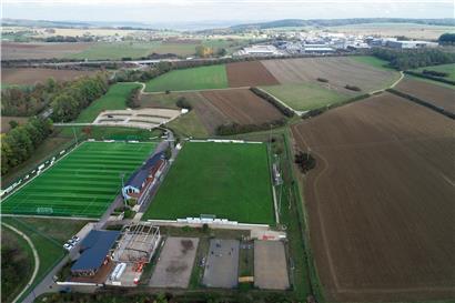 Auf das Areal zwischen dem Fußballstadion John Grün und der Saarautobahn (im Hintergrund) sollen die „Ecole internationale Mondorf-les-Bains“ und das Velodrom hinkommen. Die Bauvorhaben sind aber etwas in Verzug geraten.
