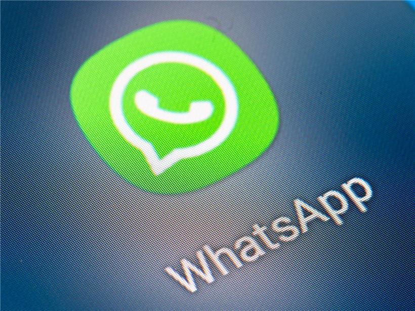 Smartphone-Display mit dem WhatsApp-App-Icon, Messaging-App für mobile Kommunikation und Chat-Nachrichten
