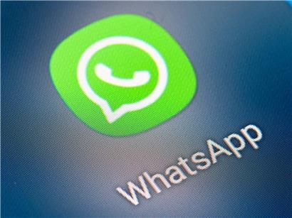 Smartphone-Bildschirm mit WhatsApp-App-Icon, Messaging-App für Textnachrichten und Anrufe
