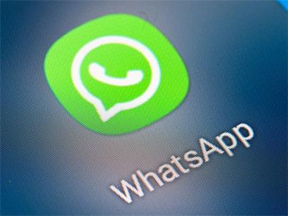 Smartphone-Bildschirm mit WhatsApp-App-Icon, Messaging-App für kostenlose Textnachrichten und Anrufe