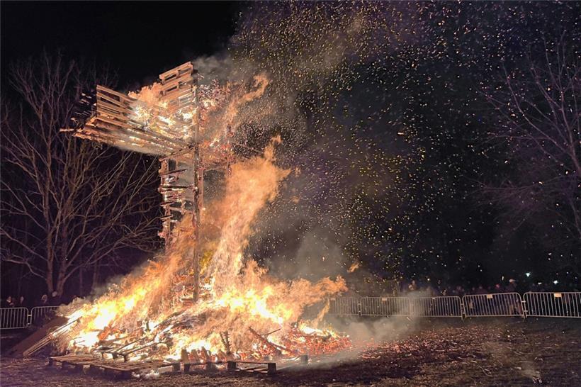 Auf dem Bonneweger Kaltreis wurde am Samstagabend der Winter verb(r)annt
