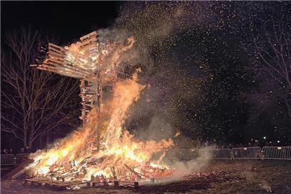 Auf dem Bonneweger Kaltreis wurde am Samstagabend der Winter verb(r)annt
