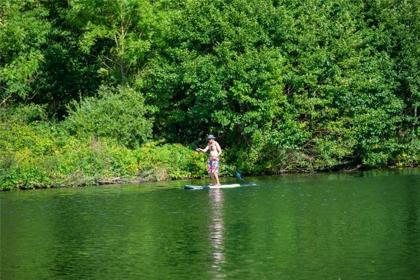 Auf dem Campingplatz in Rosport kann man ein Stand-up-Paddle-Brett mieten
