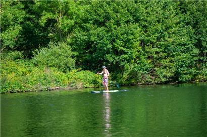 Auf dem Campingplatz in Rosport kann man ein Stand-up-Paddle-Brett mieten

